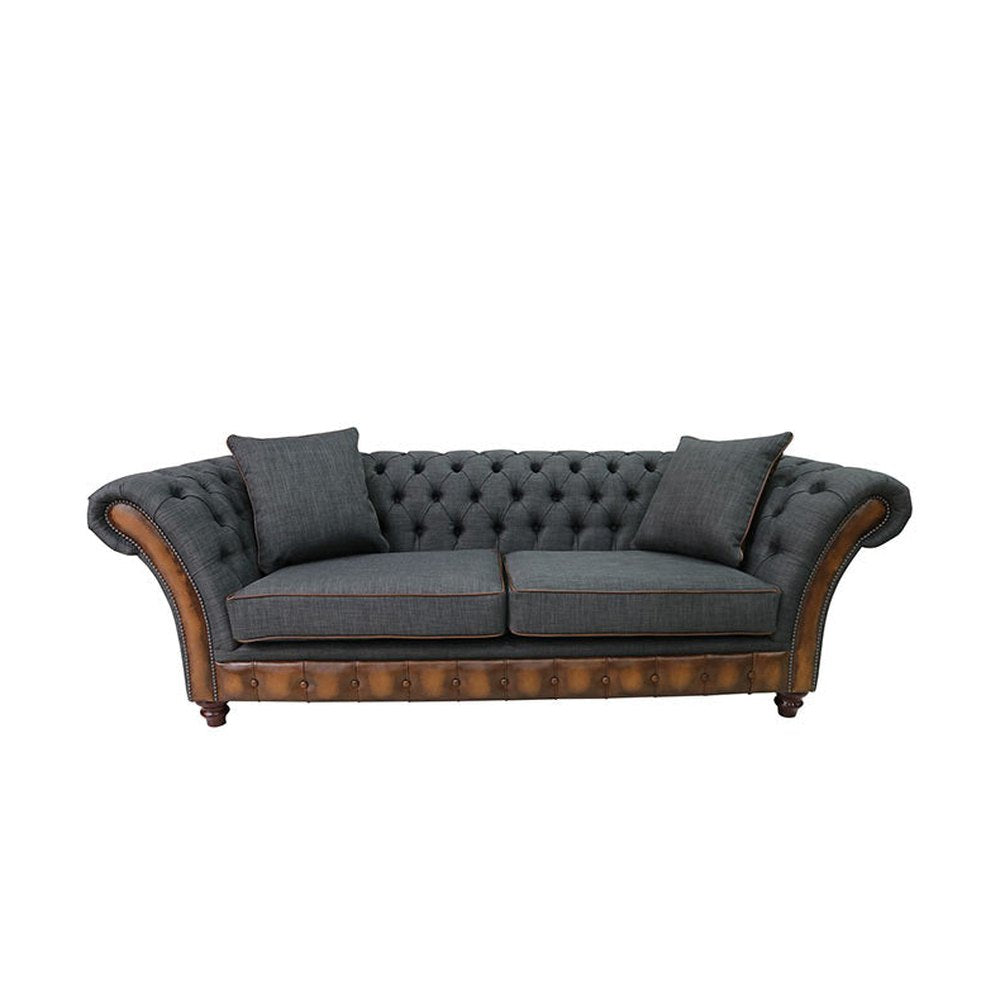 Chesterfield stílusú, mély gombos díszítésű, cserzett vintage angol marhabőrrel és ón színű bútorszövettel kárpitozott 3 személyes kanapé.