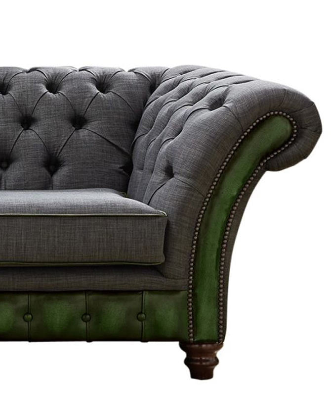 Chesterfield stílusú, mély gombos díszítésű, cserzett zöld színű angol marhabőrrel és ón színű bútorszövettel kárpitozott 3 személyes kanapé.