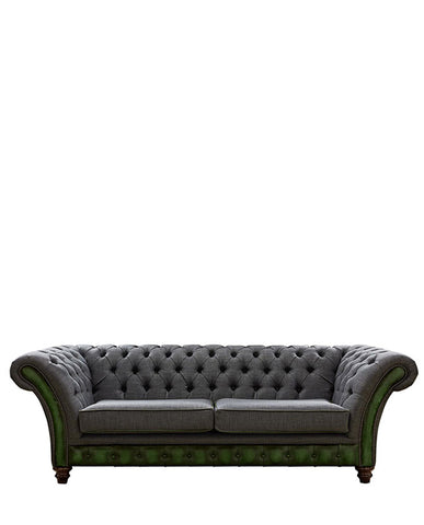 Chesterfield stílusú, mély gombos díszítésű, cserzett zöld színű angol marhabőrrel és ón színű bútorszövettel kárpitozott 3 személyes kanapé.