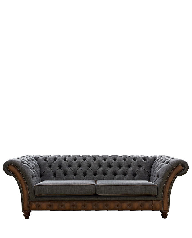 Chesterfield stílusú, mély gombos díszítésű, cserzett vintage angol marhabőrrel és ón színű bútorszövettel kárpitozott 3 személyes kanapé.