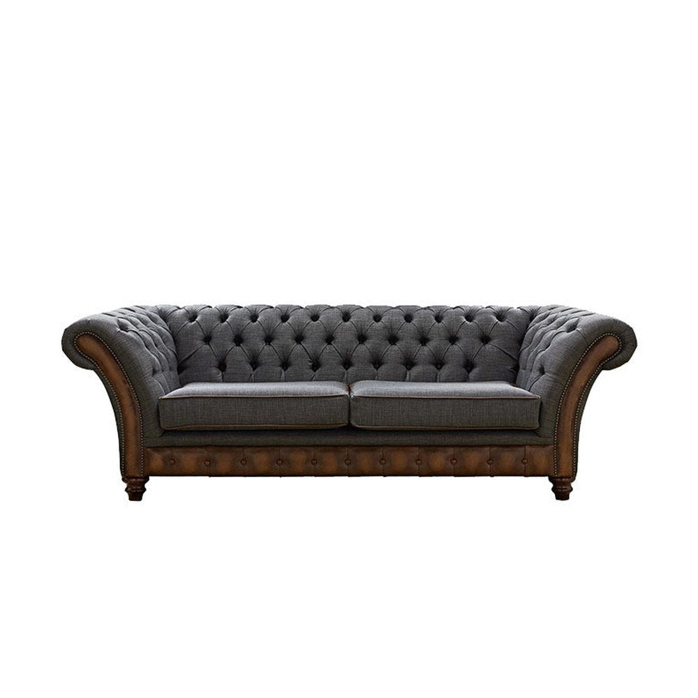 Chesterfield stílusú, mély gombos díszítésű, cserzett vintage angol marhabőrrel és ón színű bútorszövettel kárpitozott 3 személyes kanapé.