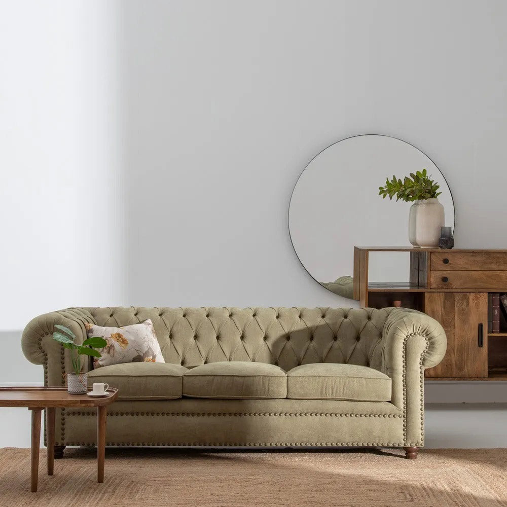 Olívazöld színű, 3 személyes Chesterfield szövetkanapé modern nappaliban dohányzóasztallal. 