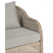 Vidéki vintage stílusú, háromszemélyes, natúr színű műrattan kerti kanapé, bézs színű olefin ülő és hátpárnával.