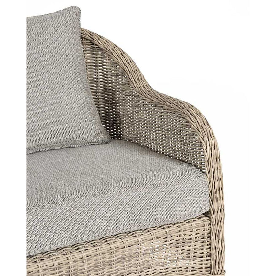 Vidéki vintage stílusú, háromszemélyes, natúr színű műrattan kerti kanapé, bézs színű olefin ülő és hátpárnával.