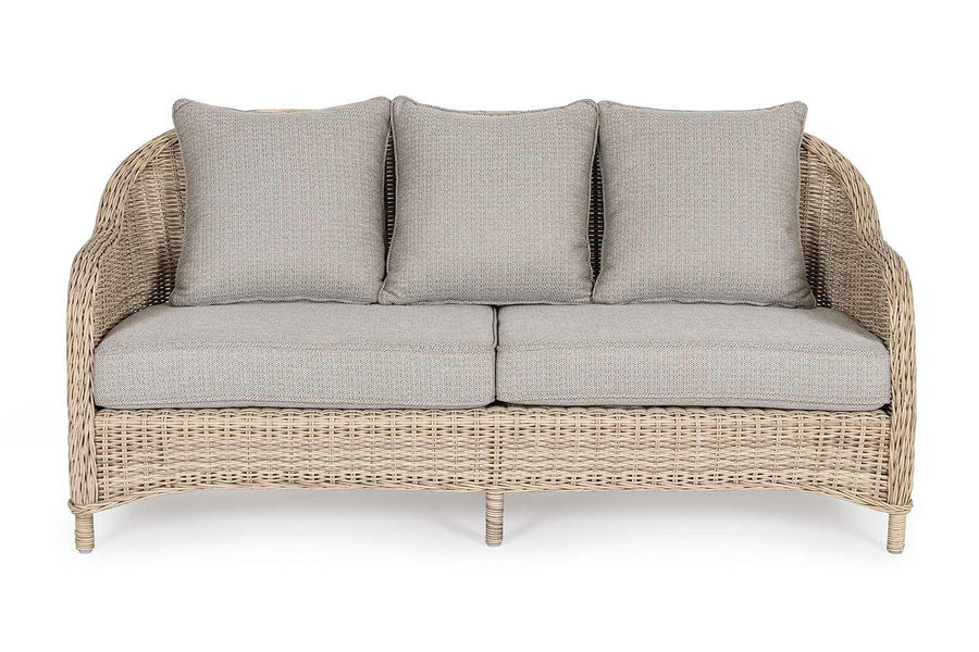 Vidéki vintage stílusú, háromszemélyes, natúr színű műrattan kerti kanapé, bézs színű olefin ülő és hátpárnával.