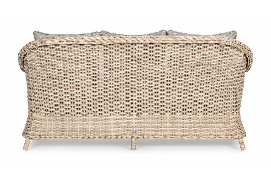 Vidéki vintage stílusú, háromszemélyes, natúr színű műrattan kerti kanapé, bézs színű olefin ülő és hátpárnával.