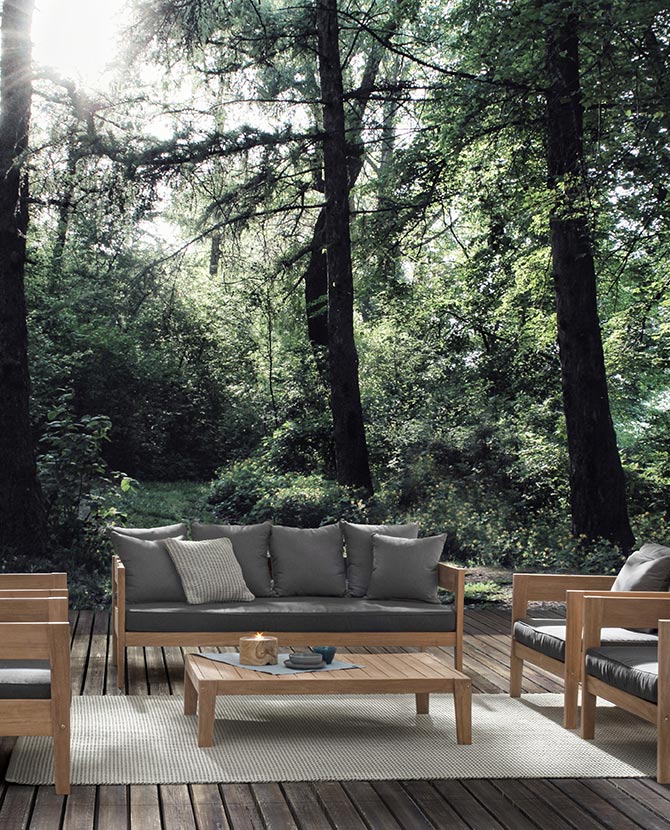 Prémium kategóriás, kortárs keleti stílusú,190 cm hosszú és 90 cm széles 3 személyes teakfa kanapé sötétszürke UV álló párnákkal őserdőben fotelekkel és asztallal 