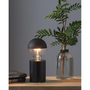 Coated Shining meleg fehér fényű LED dekorációs izzó áttetsző üveggel, matt fekete bevonattal. 