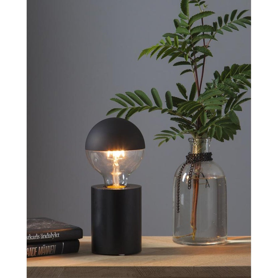 Coated Shining meleg fehér fényű LED dekorációs izzó áttetsző üveggel, matt fekete bevonattal. 