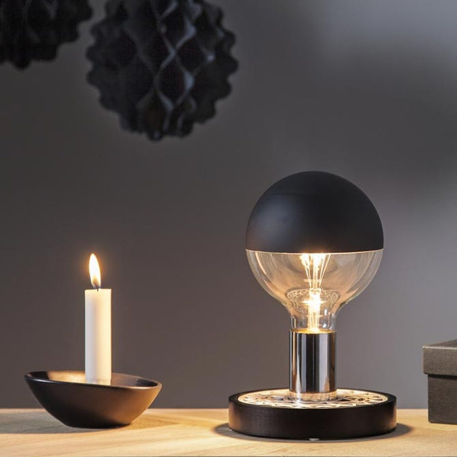 Coated Shining meleg fehér fényű LED dekorációs izzó áttetsző üveggel, matt fekete bevonattal. 