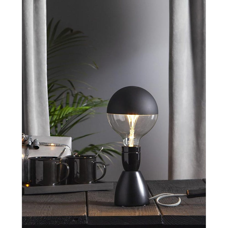 Coated Shining meleg fehér fényű LED dekorációs izzó áttetsző üveggel, matt fekete bevonattal. 