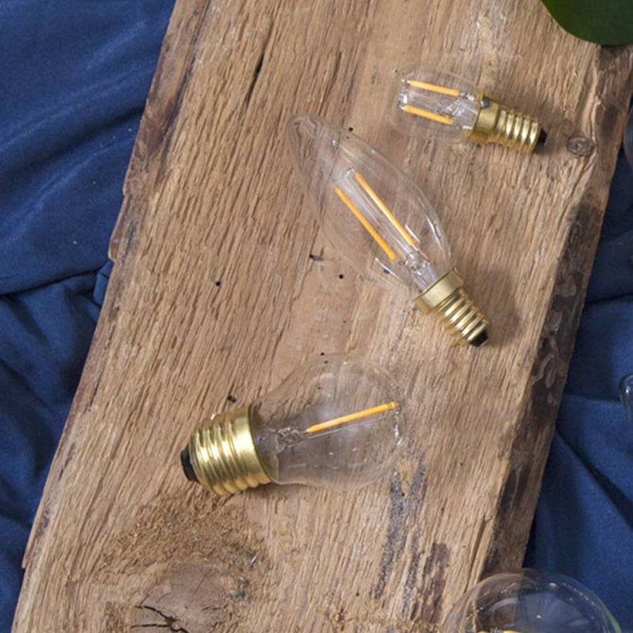 Clear Filament dekorációs izzó. Meleg fehér fényű LED dekorációs izzó áttetsző üveggel.