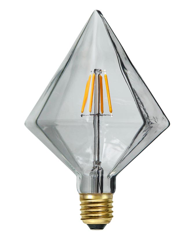 Clear Filament gyémánt alakú dekorációs izzó. Meleg fehér fényű LED dekorációs izzó áttetsző üveggel.