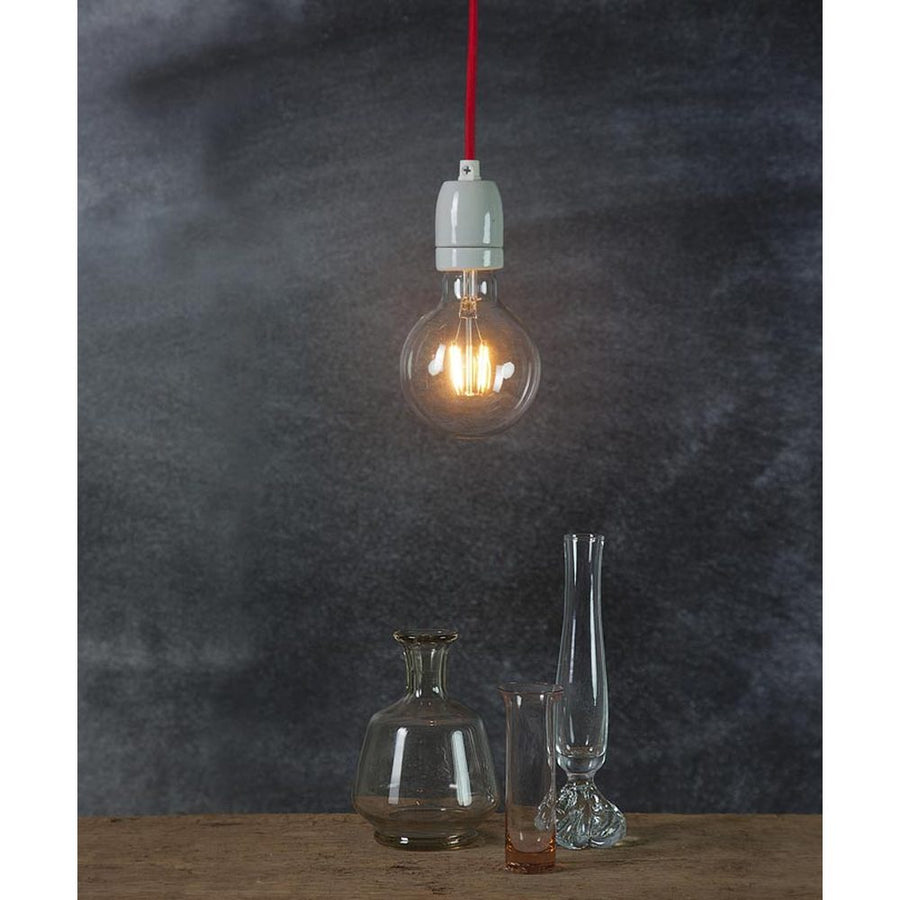 Clear Filament dekorációs izzó. Meleg fehér fényű LED dekorációs izzó áttetsző üveggel.