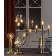 Clear Filament dekorációs izzó. Meleg fehér fényű LED dekorációs izzó áttetsző üveggel.