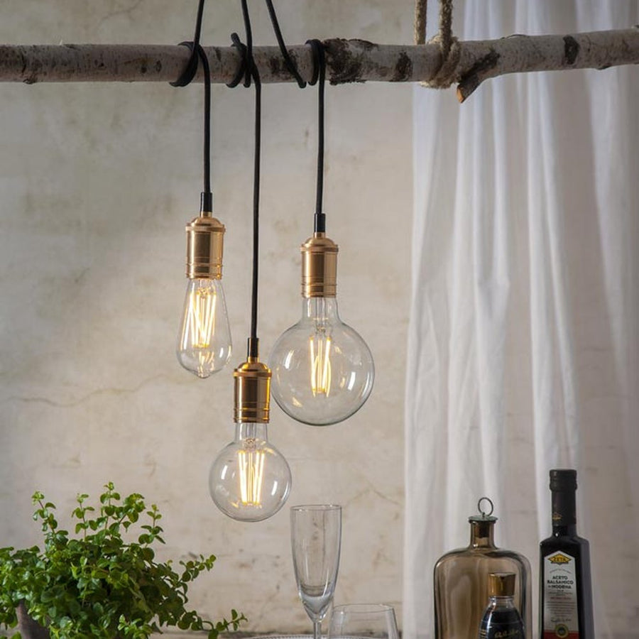 Clear Filament dekorációs izzó. Meleg fehér fényű LED dekorációs izzó áttetsző üveggel.