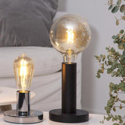 Amber Soft Glow vintage LED dekorációs izzó asztali dekorfoglalatban.