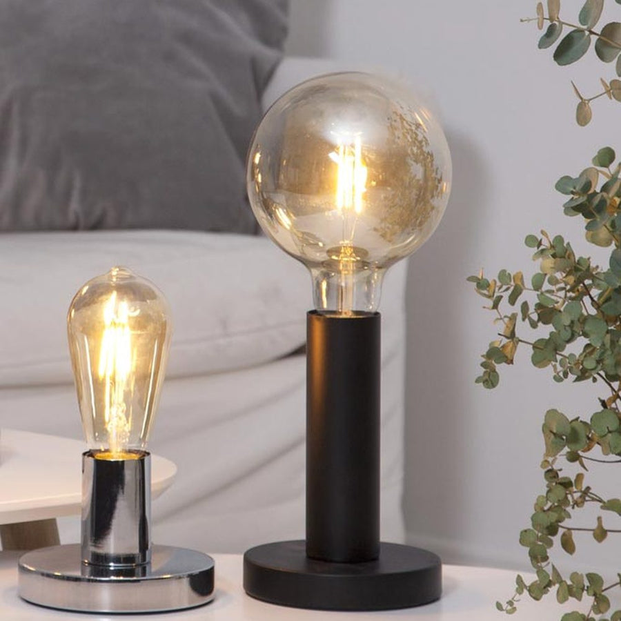Amber Soft Glow vintage LED dekorációs izzó asztali dekorfoglalatban.