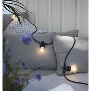 Meleg fehér fényű kültéri dekorációs LED izzó polikarbonát burkolattal.