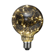 Decoled meleg fehér fényű LED dekorációs izzó füstszínű üveggel, melynek belsejében egy 25 égős fényfüzér került elhelyezésre.