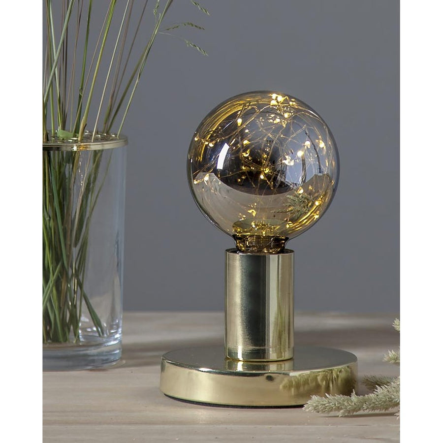 Decoled meleg fehér fényű LED dekorációs izzó füstszínű üveggel, melynek belsejében egy 25 égős fényfüzér került elhelyezésre.