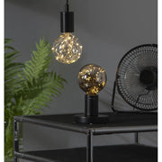 Decoled meleg fehér fényű LED dekorációs izzó füstszínű üveggel, melynek belsejében egy 25 égős fényfüzér került elhelyezésre.