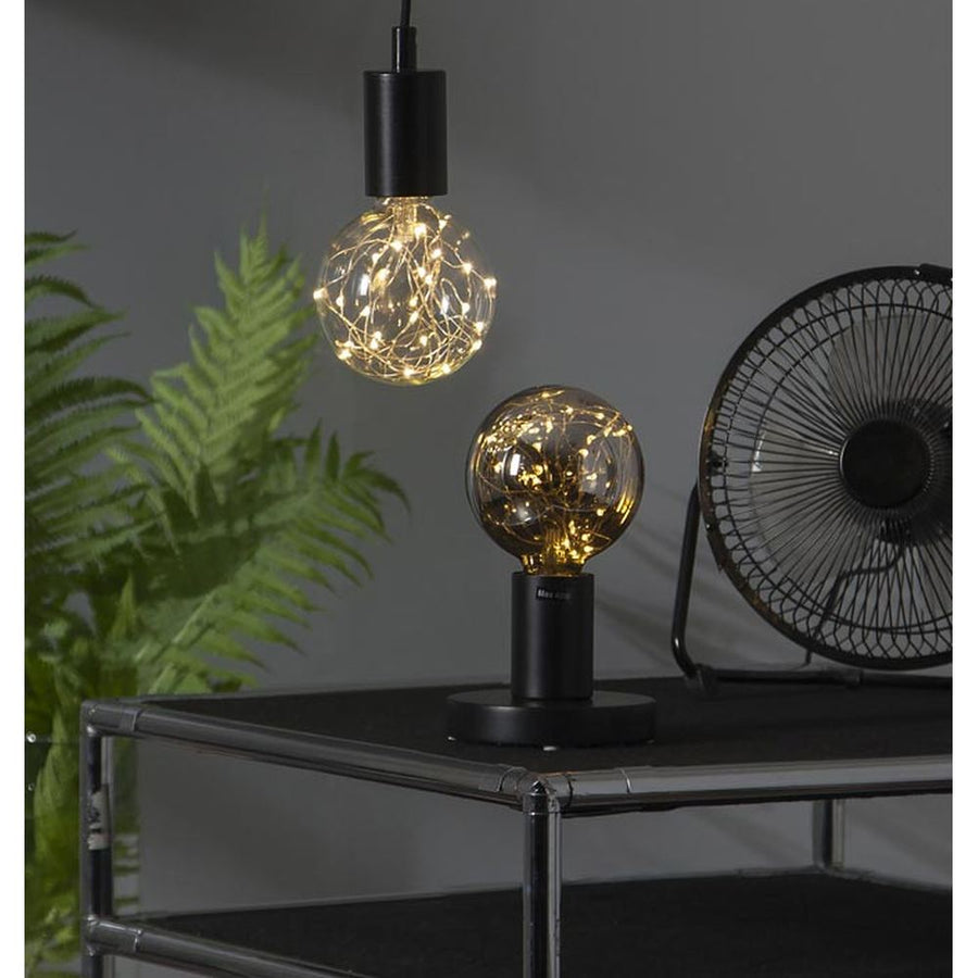 Decoled meleg fehér fényű LED dekorációs izzó füstszínű üveggel, melynek belsejében egy 25 égős fényfüzér került elhelyezésre.