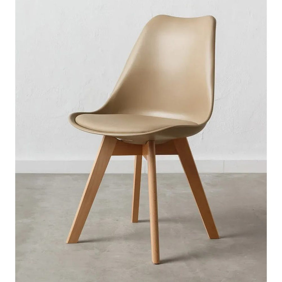 Skandináv stílusú, kagylóhéj formájú, bézs színű műanyag étkezőszék bükkfa lábakkal.
