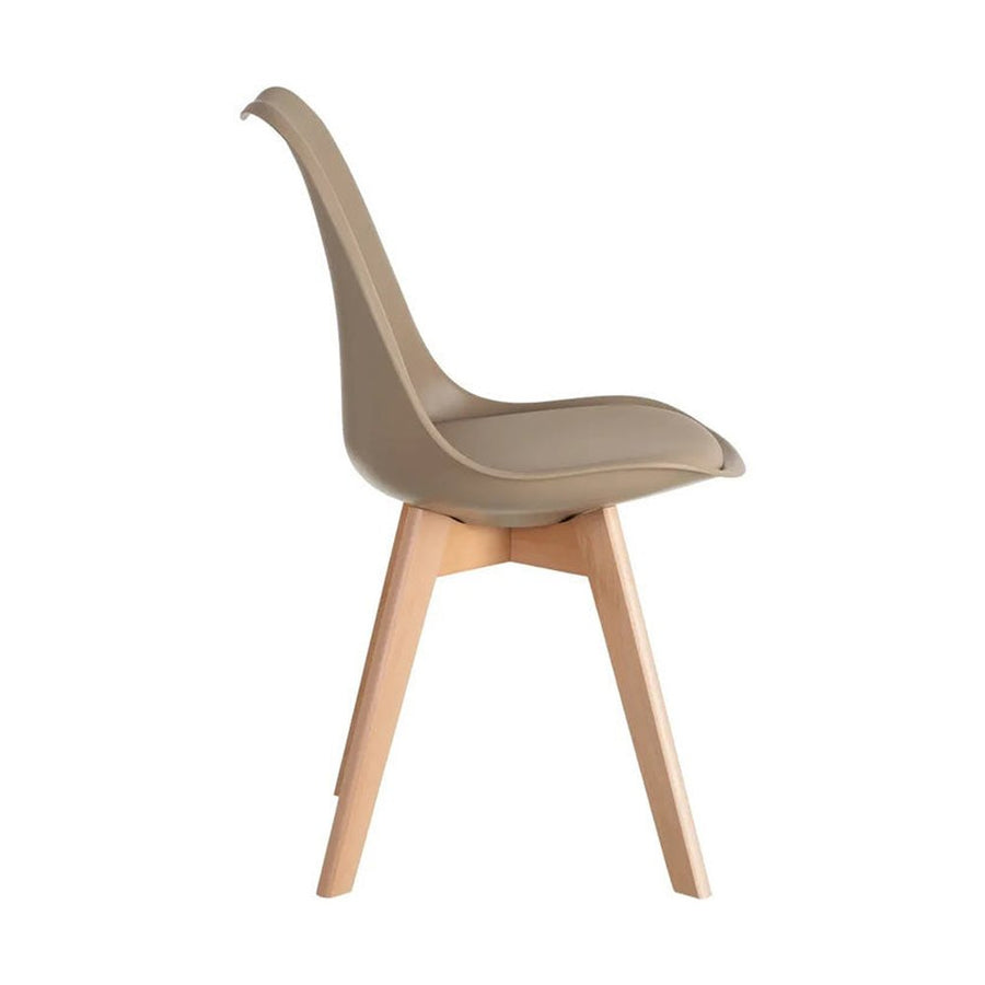 Skandináv stílusú, kagylóhéj formájú, bézs színű műanyag étkezőszék bükkfa lábakkal.
