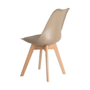 Skandináv stílusú, kagylóhéj formájú, bézs színű műanyag étkezőszék bükkfa lábakkal.