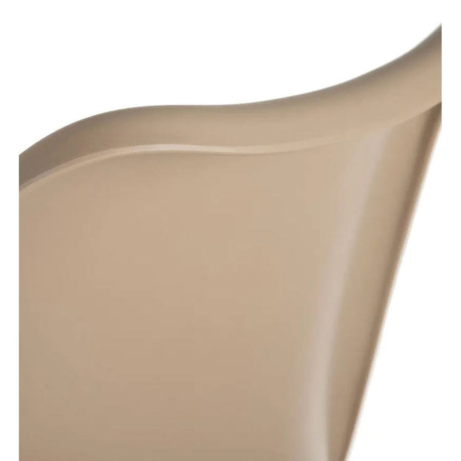 Műanyag étkezőszék háttámlája. 