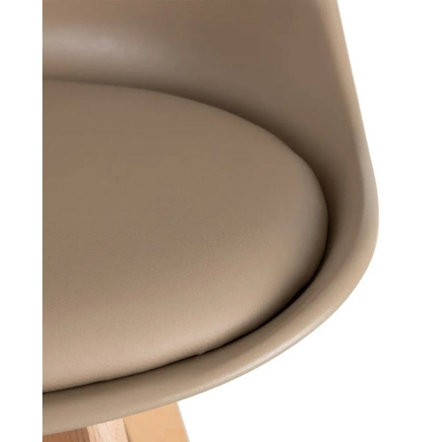 Bézs színű étkezőszék ülése.