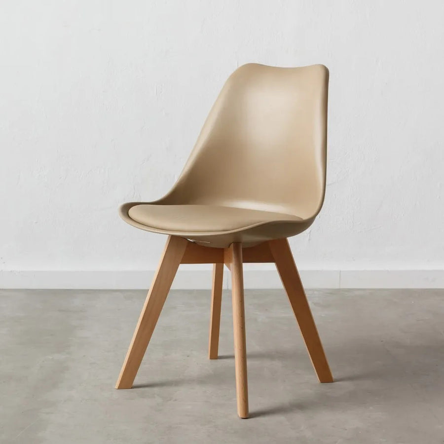 Skandináv stílusú, kagylóhéj formájú, bézs színű műanyag étkezőszék bükkfa lábakkal.