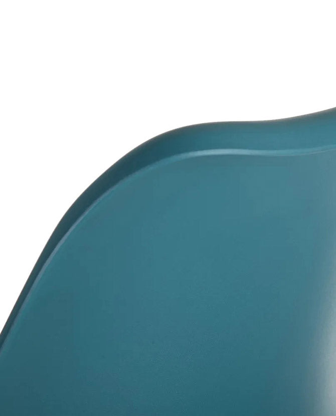 Skandináv stílusú, kagylóhéj formájú, kék színű műanyag étkezőszék bükkfa lábakkal.