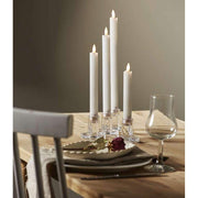 4 db led gyertya üveg gyertyatartóban fa asztalon étkészlettel