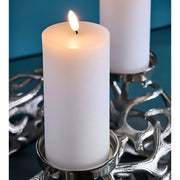 Fehér színű led gyertya ezüst gyertyatartón.