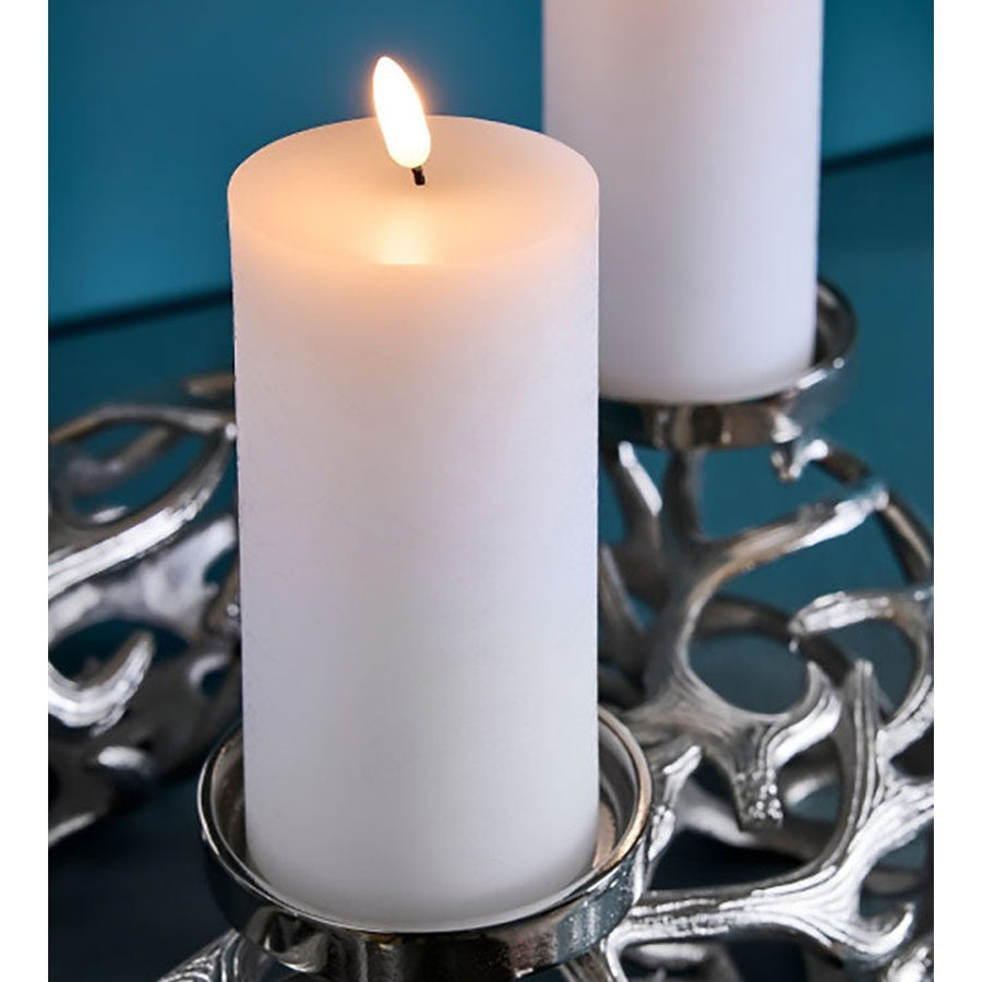 Fehér színű led gyertya ezüst gyertyatartón.