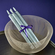 Ezüst színű LED gyertya, modern tálban.