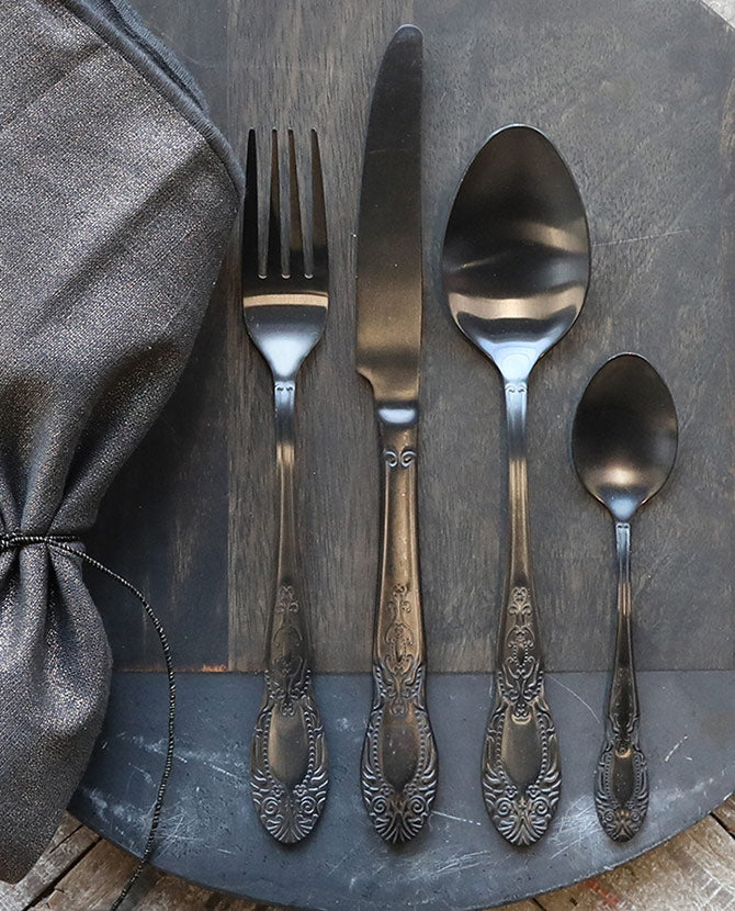 Antikolt szén színű, vintage stílusú, rozsdamentes acélból készült négydarabos evőeszközkészlet.