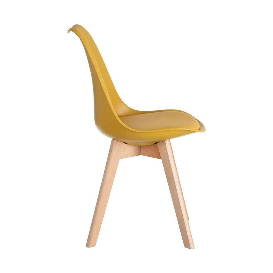 Skandináv stílusú, kagylóhéj formájú, sárga színű műanyag étkezőszék bükkfa lábakkal.