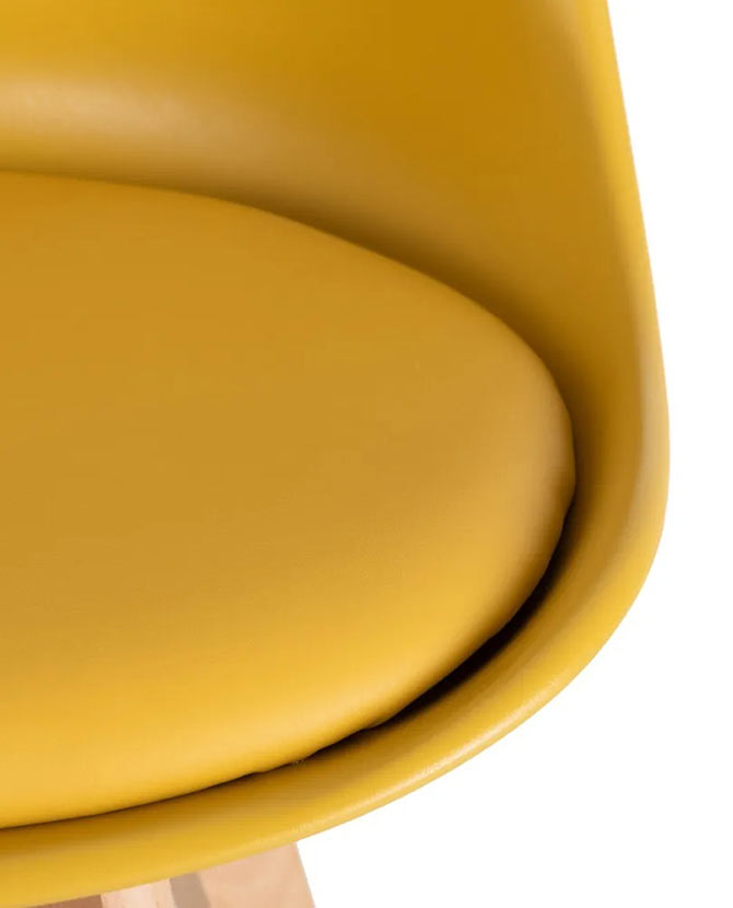 Skandináv stílusú, kagylóhéj formájú, sárga színű műanyag étkezőszék bükkfa lábakkal.
