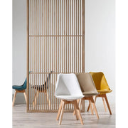 Skandináv stílusú, kagylóhéj formájú, sárga színű műanyag étkezőszék bükkfa lábakkal.