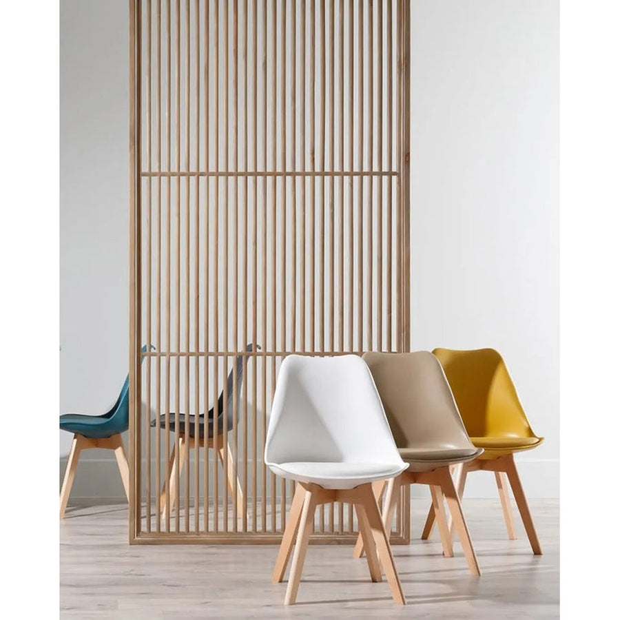 Skandináv stílusú, kagylóhéj formájú, sárga színű műanyag étkezőszék bükkfa lábakkal.