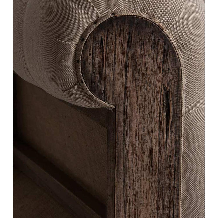 Prémium kategóriás, gyarmati stílusú, újrahasznosított trópusi fából készült, nagy méretű, 4 személyes, tört fehér színű szövettel kárpitozott kanapé  karfájának közeli képe 