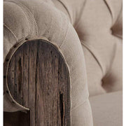 Prémium kategóriás, gyarmati stílusú, újrahasznosított trópusi fából készült, nagy méretű, 4 személyes, tört fehér színű szövettel kárpitozott kanapé  karfájának közeli képe