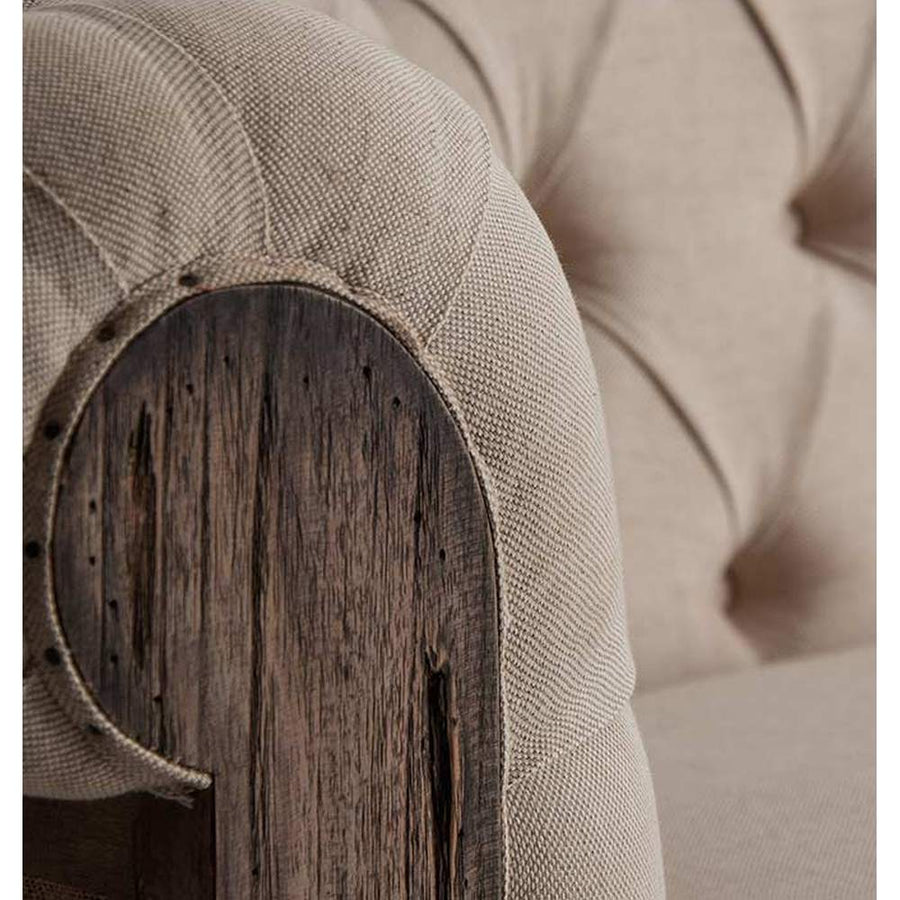 Prémium kategóriás, gyarmati stílusú, újrahasznosított trópusi fából készült, nagy méretű, 4 személyes, tört fehér színű szövettel kárpitozott kanapé  karfájának közeli képe