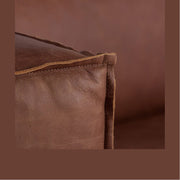 Kézműves bőrkanapé karfájának közeli képe .