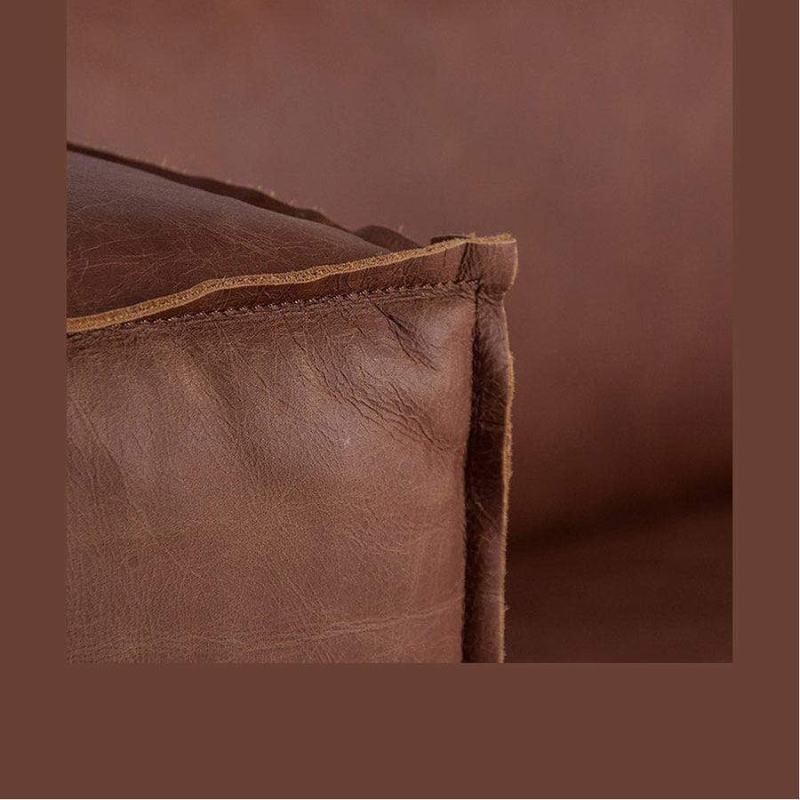 Kézműves bőrkanapé karfájának közeli képe .