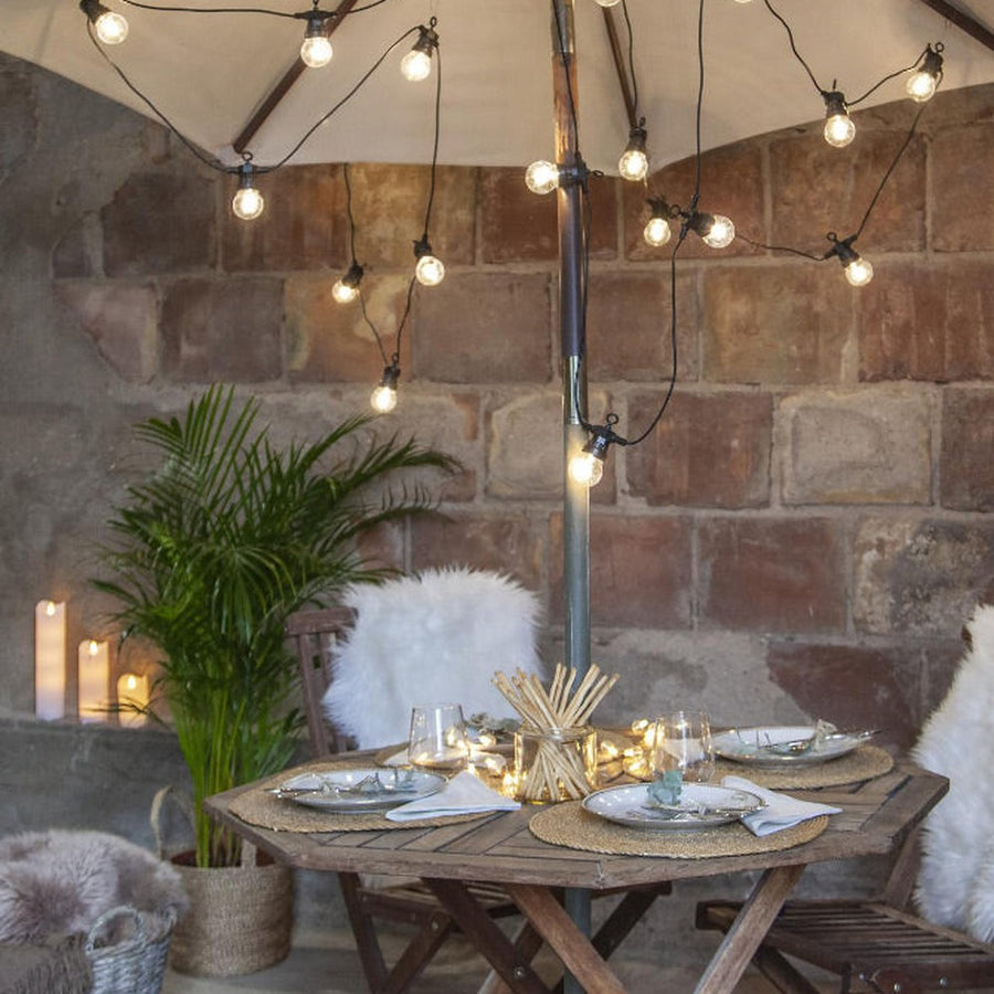 20 izzóból álló LED dekoráció izzósor. Fekete kábellel és áttetsző izzókkal.