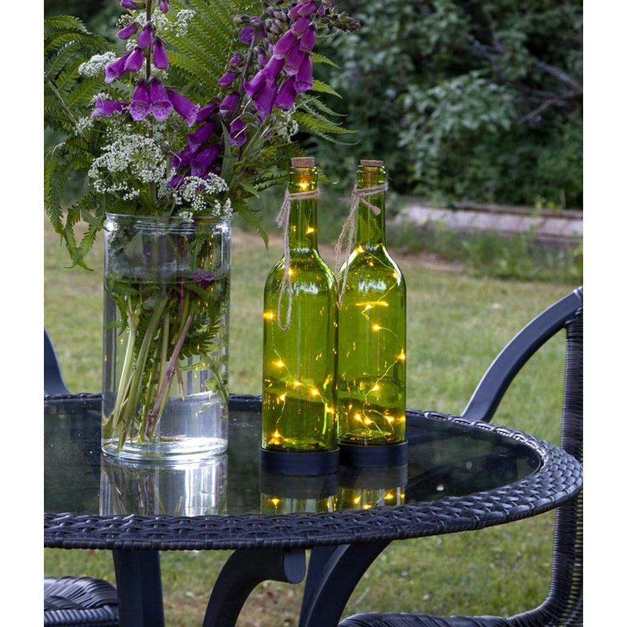 Zöld színű, napelemes palack-lámpás LED izzókkal.